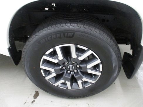 Used 2022 Nissan Frontier SV AWD/4WD image 4