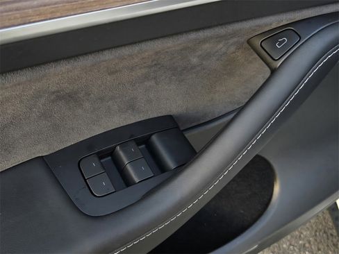 Used 2023 Tesla Model Y 2WD image 11