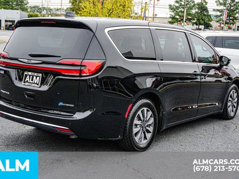 Used 2024 Chrysler Pacifica Select image 6