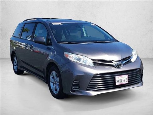 Used 2019 Toyota Sienna LE w/ Carpet Mat Package FWD image 3