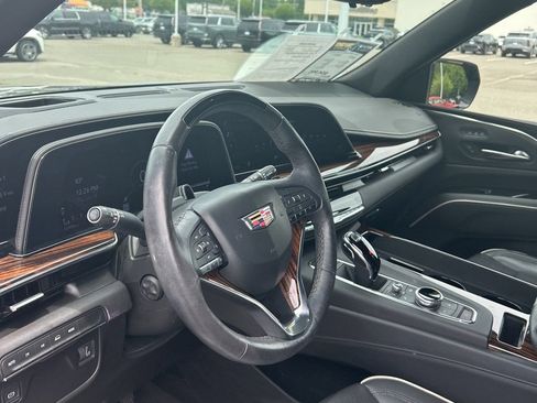 Used 2022 Cadillac Escalade Premium Luxury AWD/4WD image 4