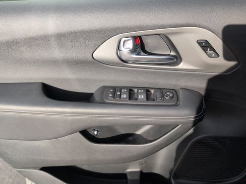 Used 2025 Chrysler Pacifica Select image 12