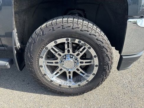 Used 2018 Chevrolet Silverado 1500 LT w/ All Star Edition AWD/4WD image 9