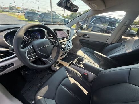 Used 2024 Chrysler Pacifica Touring-L FWD image 14