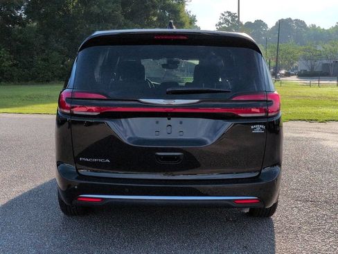 Used 2026 Chrysler Pacifica Select FWD image 5