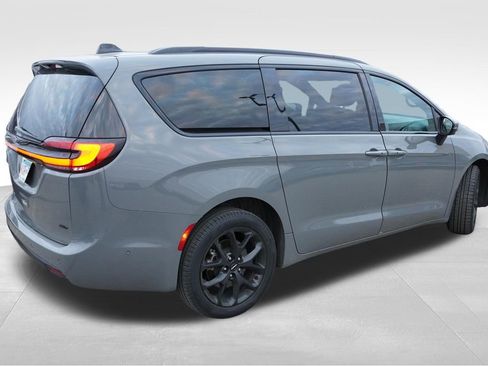 Used 2023 Chrysler Pacifica Touring-L w/ S Appearance Package image 3