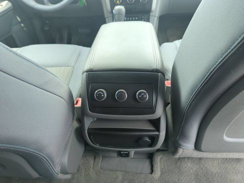 Used 2015 Chevrolet Traverse LT w/ Style and Technology Package FWD image 32