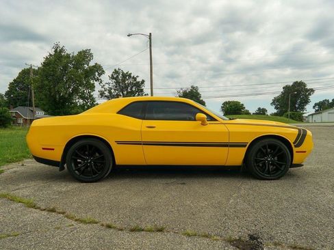 Used 2018 Dodge Challenger SXT Plus RWD image 2