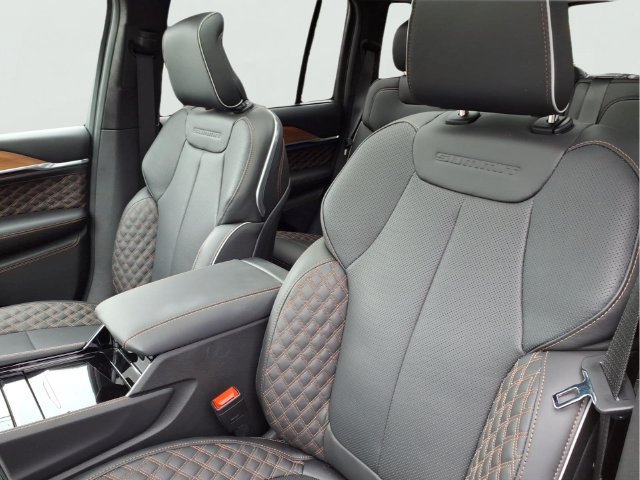 Used 2026 Jeep Grand Cherokee Summit w/ Obsidian Package AWD/4WD image 7