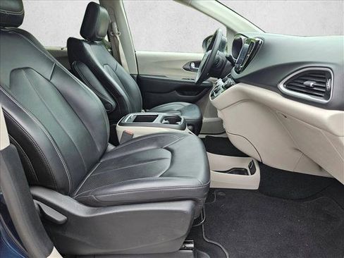 Used 2023 Chrysler Pacifica Touring-L FWD image 20