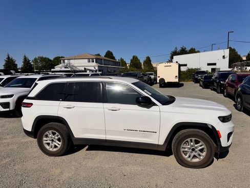 Used 2023 Jeep Grand Cherokee Laredo AWD/4WD image 2
