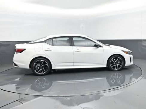 Used 2025 Nissan Sentra SR FWD image 4