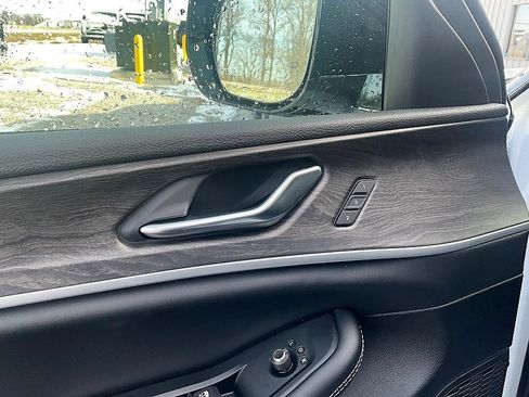 New 2025 Jeep Grand Cherokee Limited image 12