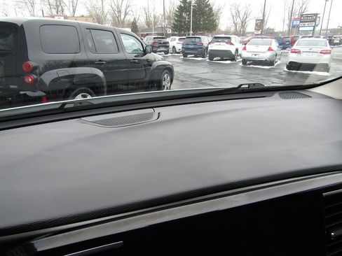 Used 2023 Chrysler Pacifica Touring-L image 13