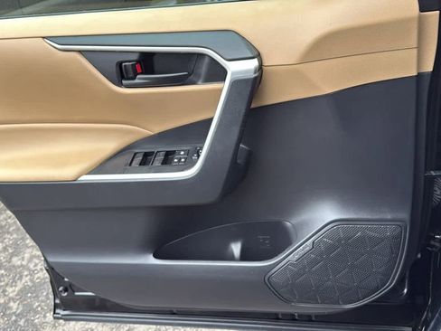 Used 2022 Toyota RAV4 LE image 18