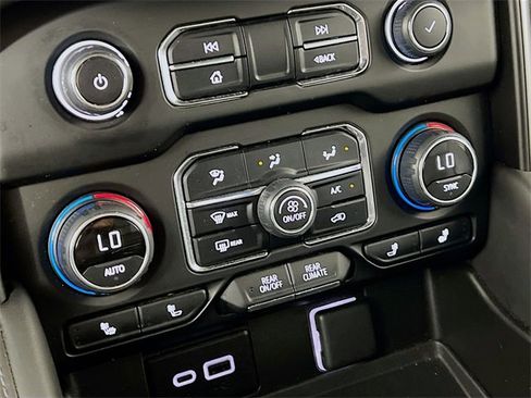 Used 2024 Chevrolet Suburban LT image 19