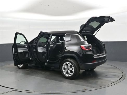 New 2026 Jeep Compass Latitude w/ Mopar Graphics Package image 47