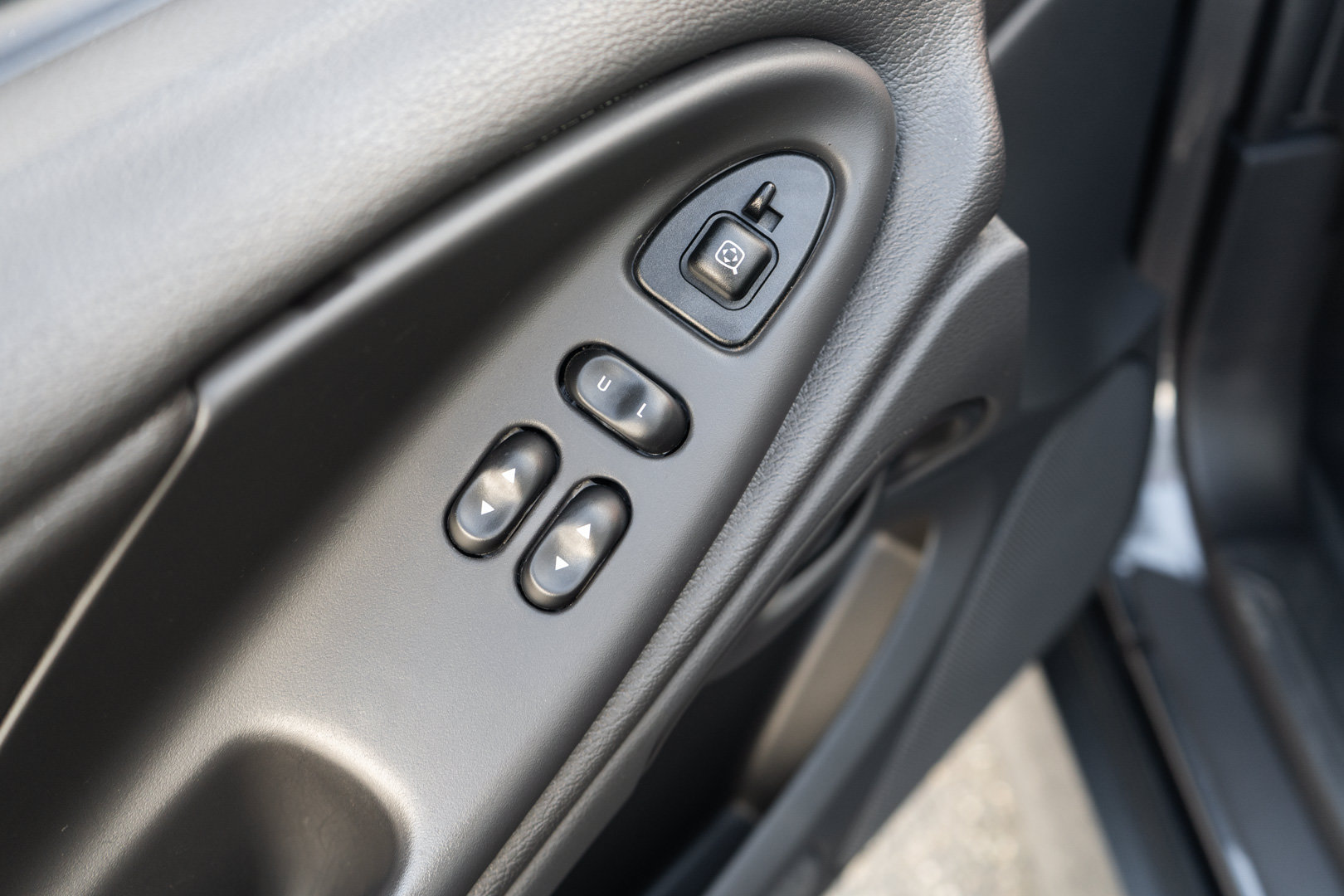 Used 2004 Ford Mustang GT RWD image 11