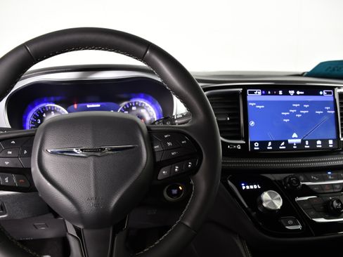 Used 2025 Chrysler Pacifica Limited image 16