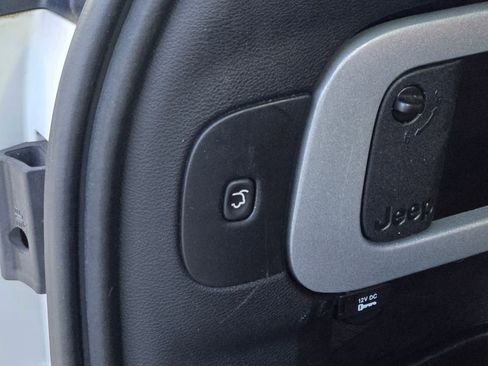 Used 2014 Jeep Cherokee Latitude w/ Comfort/Convenience Group image 24