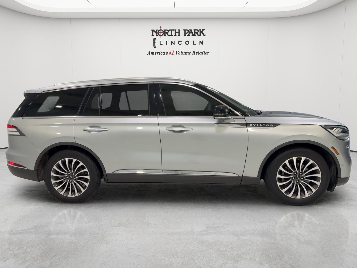 Used 2023 Lincoln Aviator Reserve w/ Class IV Trailer Tow Package RWD image 4
