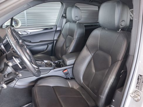 Certified 2023 Porsche Macan AWD/4WD image 5