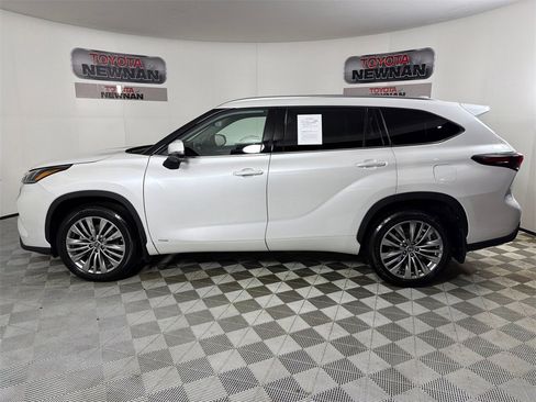 Used 2025 Toyota Highlander Platinum image 8