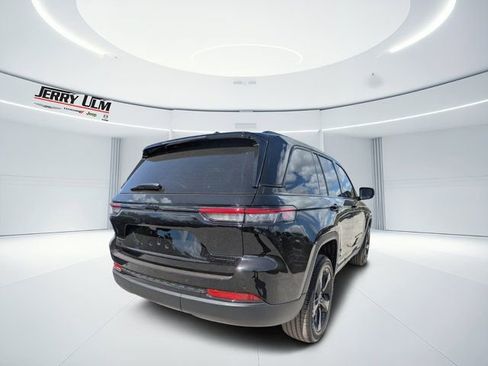New 2025 Jeep Grand Cherokee Altitude AWD/4WD image 3