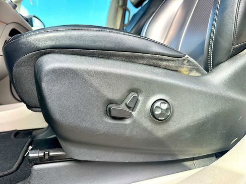 Used 2021 Chrysler Voyager Lxi image 14