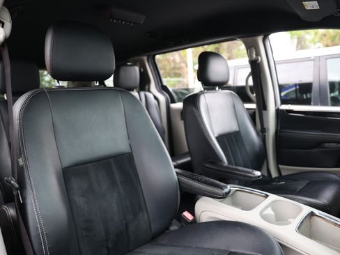 Used 2018 Dodge Grand Caravan SXT FWD image 22