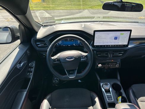 Used 2023 Ford Escape ST-Line Select w/ Tech Pack #2 AWD/4WD image 2
