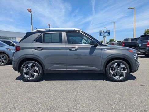 Used 2024 Hyundai Venue Limited image 2