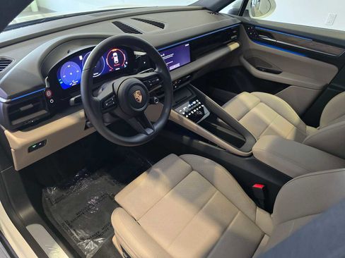 Used 2025 Porsche Macan Electric RWD image 4