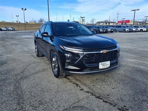 Used 2025 Chevrolet Trax LT w/ LT Convenience Package image 4