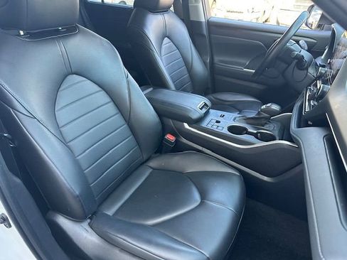 Used 2023 Toyota Highlander XLE image 16