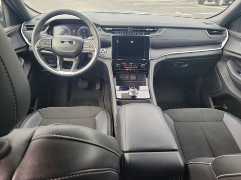 Used 2023 Jeep Grand Cherokee Altitude image 13