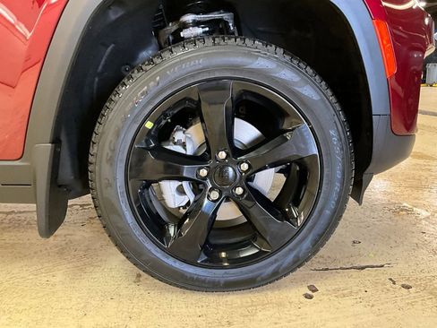 New 2025 Jeep Grand Cherokee Limited w/ Black Appearance Package image 9