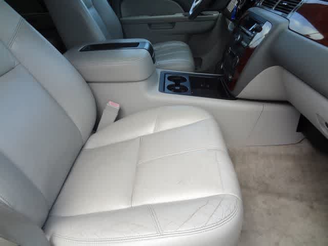 Used 2014 Chevrolet Suburban LT RWD image 16