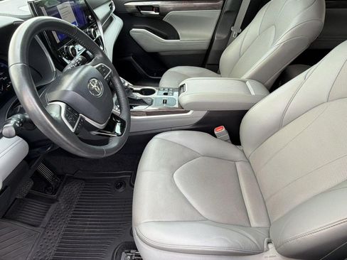 Certified 2024 Toyota Highlander Limited FWD image 5