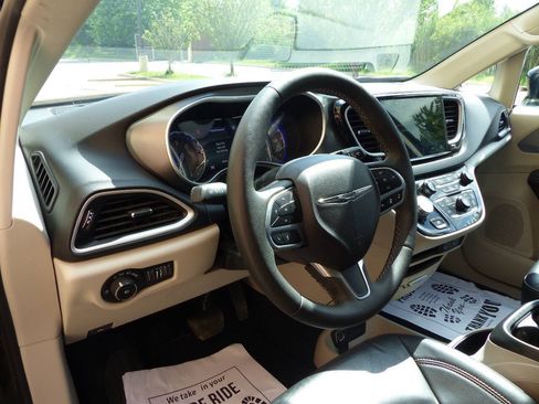 Used 2024 Chrysler Pacifica Touring-L FWD image 22