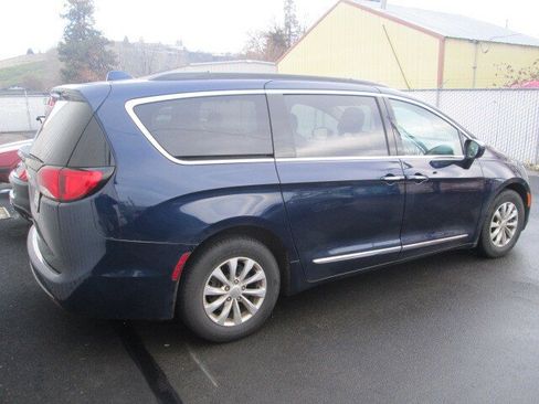 Used 2017 Chrysler Pacifica Touring-L image 2