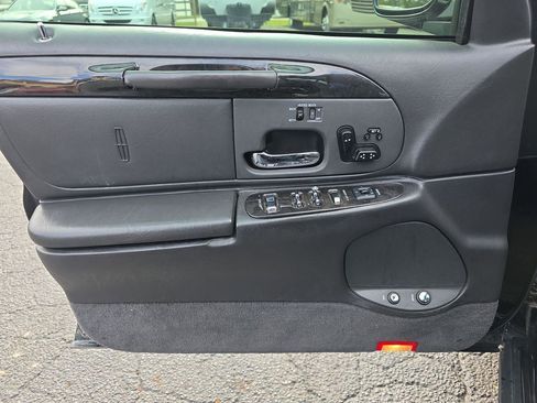 Used 1999 Lincoln Town Car Signature image 4
