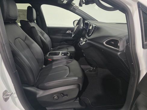 New 2026 Chrysler Pacifica Select image 23