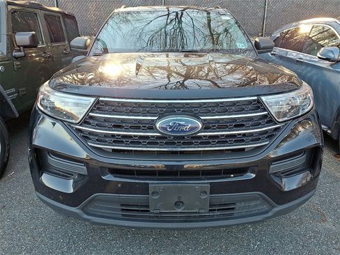 Used 2023 Ford Explorer XLT image 2