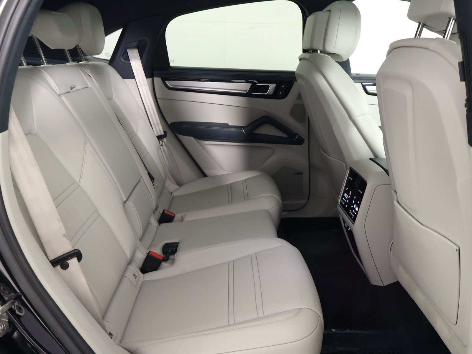 Certified 2023 Porsche Cayenne Platinum Edition AWD/4WD image 32