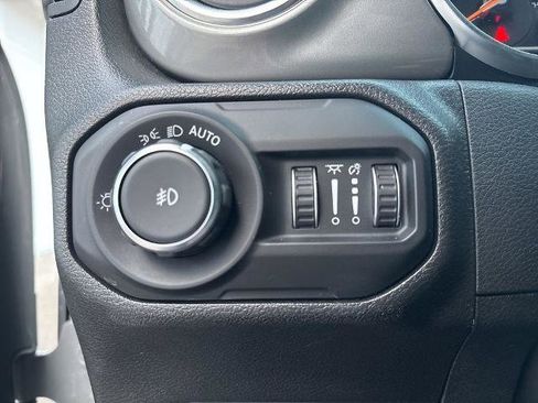 Used 2022 Jeep Wrangler Unlimited Sahara w/ Cold Weather Group AWD/4WD image 16