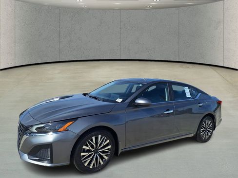 Used 2025 Nissan Altima 2.5 SV w/ SV Premium Package image 9