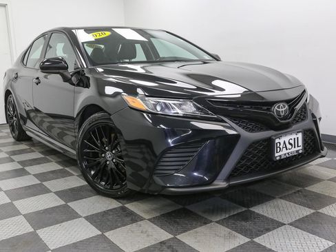 Used 2020 Toyota Camry SE image 2