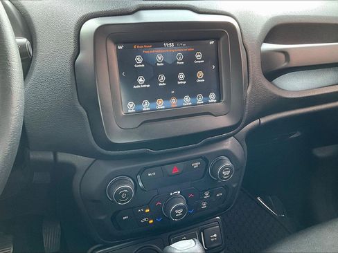 Used 2019 Jeep Renegade Latitude w/ Cold Weather Group AWD/4WD image 9