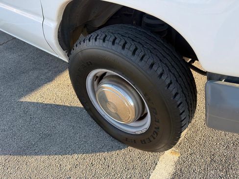 Used 2002 Ford E-350 and Econoline 350 Super Duty image 26